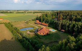 Dworek Ogrodniki, idealny na Sylwestra, całoroczny dom na wyłączność, basen, sauna, las, staw rybny, altana grillowa, ognisko, pianino, kominek, piec chlebowy, duża ogrodzona posesja
